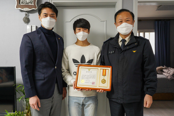 지난 22일 고양소방서는 본인이 거주하는 아파트화재에서 침착하게 행동해 인명피해를 막은 ‘20대 소방공무원 준비생’에게 가정을 방문해 화재유공 표창장을 수여했다. (사진제공=고양소방서)