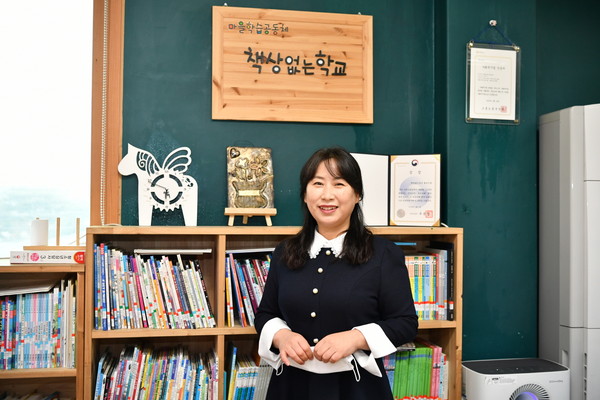 “어린 아이 한 명 키우는 데 온 마을이 필요하다”는 격언을 실천해 나가고 있어 지역 사회 화제가 되고 있는 ‘책상없는학교’ 정미정 대표. (사진제공=포천시청)