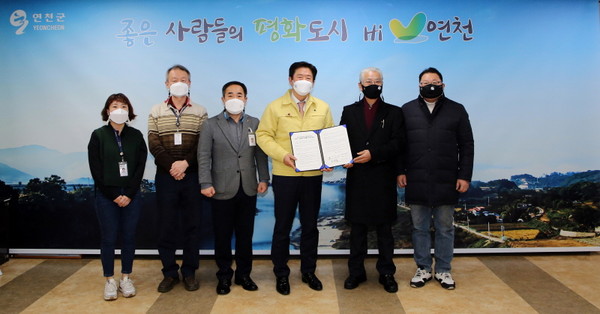 연천군은 한탄강 유네스코 세계지질공원의 지속가능한 관광 활성화를 위해 지난 22일 군수 집무실에서 관내 연천읍 소재 재단법인 종자와 시인박물관과 업무협약을 체결했다. (사진제공=연천군청)