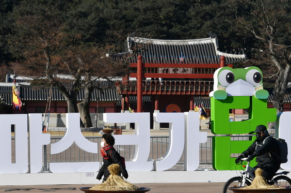 수원시 팔달구 화성행궁 앞에 설치된 ‘마스크가 답이다’ 조형물. (사진제공=수원시청)
