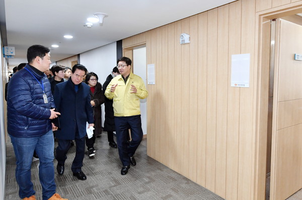 수원시가 기초지방자치단체 중 최초로 임시생활시설로 운영한 수원유스호스텔을 염태영 수원시장이 점검하고 있다. (사진제공=수원시청)