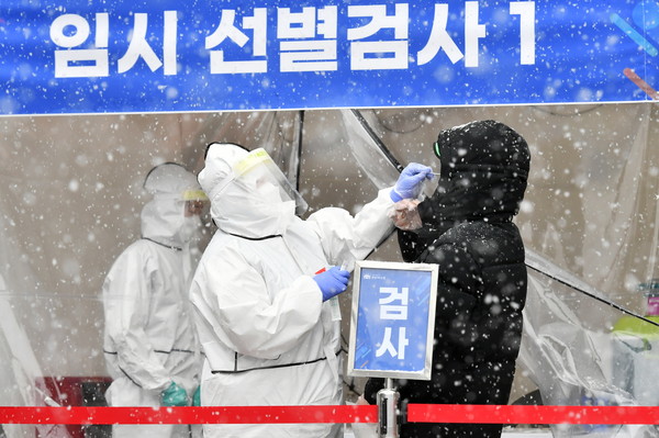 지난 1월12일 폭설에도 수원역 임시선별검사소에서 검사가 진행되고 있다. (사진제공=수원시청)