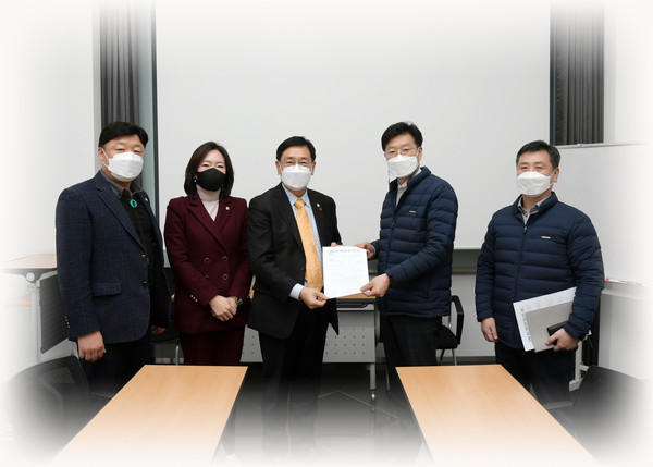 양평군의회는 지난 25일 대전에 위치한 한국철도공사 본사를 항의 방문해 ‘무궁화호 열차 복원’ 등 양평군 열차 감축운행에 따른 군민 불편사항과 철도 교통여건 개선에 대한 군민의 목소리를 강력하게 전달했다. (사진제공=양평군의회)