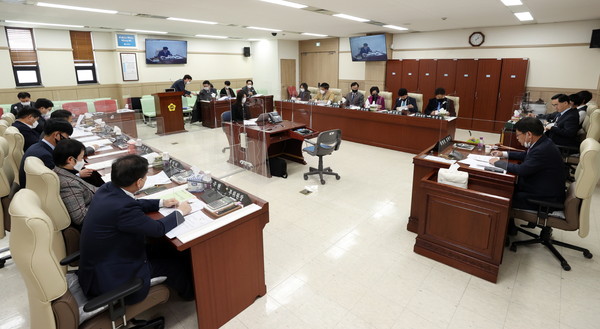 경기도의회 안전행정위원회는 지난 25일 제349회 임시회 제1차 상임위원회에서 제2차 재난기본소득 지급을 위한 ‘2021년 제1회 추가경정 예산안’에 대한 심의를 진행했다. (사진제공=경기도의회)