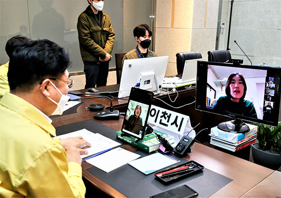 엄태준 이천시장은 지난 26일 현장소통 ‘이천은 화목해요’를 부발 신하10리 주민들과 비대면 화상회의 방식으로 개최했다. (사진제공=이천시청)