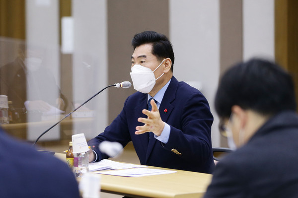 의왕시는 정부가 수익형 민간투자사업(BTO)으로 추진을 결정한 수도권광역급행철도(GTX-C)노선에 의왕역 정차를 추진하기 위한 대응 방안 마련을 위해 27일 전문가 자문회의를 개최했다. (사진제공=의왕시청)