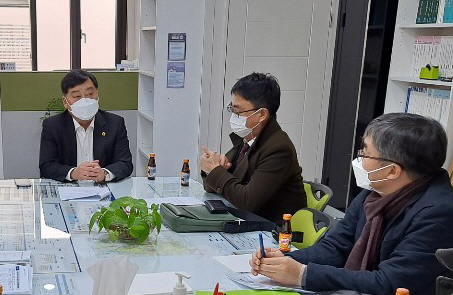 경기도의회 도시환경전문위원회 이창균의원은 26일 경기도의회 남양주상담소에서 경기도 도시주택과 추대운 과장 등과 GB 훼손지 정비사업에 대해 논의하는 자리를 가졌다. (사진제공=경기도의회)