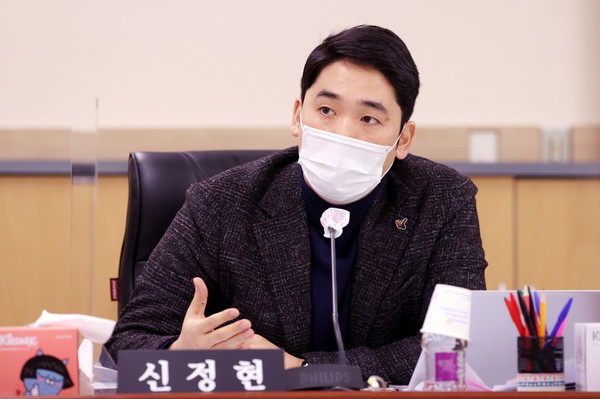 경기도의회 여성가족평생교육위원회 신정현(더불어민주당, 고양3) 의원은 지난 26일 제349회 임시회 제1차 예산결산특별위원회에서 2021년도 제1회 경기도 추가경정 예산안을 심사하며  코로나 방역을 위한 확장재정정책의 필요성에 대해서는 충분히 공감하지만, 방역추이를 살피지 않고 신속 지급에만 급급해하는 집행부에 대해 방역체계 붕괴의 우려를 표명했다. (사진제공=경기도의회)