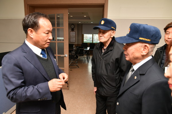 정동균 양평군수가 6.25참전 유공자회와 접견하고 있다. (사진제공=양평군청)
