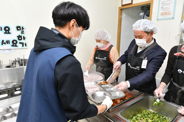 장애인 복지관 급식 배부 (사진제공=양평군청)