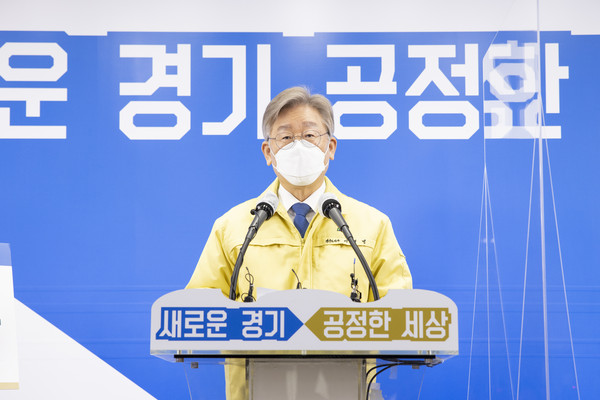 28일 오전 경기도청 브리핑룸에서 이재명 경기도지사가 제 2차 경기도 재난기본소득 지급 관련 기자회견을 하고있다. (사진제공=경기도청)