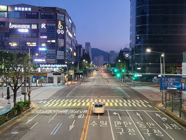 사진은 범계역에 교통사고 제로화를 위한 바닥신호등. (사진제공=안양시청)