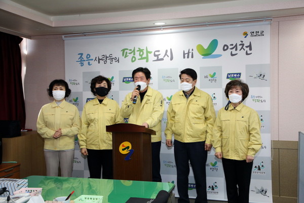 김광철 연천군수는 지난 29일 최숭태 연천군의회의장 및 군의원들과 함께한 브리핑을 통해 2월 중으로 관내 소상공인에게 선별적으로 지원금을 지급한다고 밝혔다. (사진제공=연천군청)