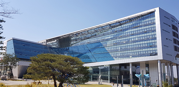 코로나19의 장기화에 따른 경영악화로 성남에 소재한 중소기업들의 지난해 매출이 감소한 것으로 나타났다. 사진은 성남시청 전경 (사진=중앙신문 DB)