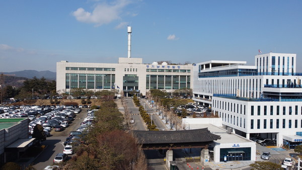 경기남부경찰청이 생계형 운전자들인 서민들의 부담을 덜어주고, 경제활동에 조기 복귀할 기회를 부여하는 등 국민생활과 밀접한 운전면허 행정처분에 대한 특별감면을 실시한다고 밝혔다. 사진은 경기남부경찰청 전경. (사진=중앙신문DB)