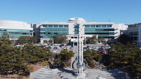화성시가 미세먼지 발생을 줄이고 쾌적한 대기환경을 만들고자 ‘2021년 소규모 사업장 대기오염 방지시설 설치 지원사업’을 실시한다. 사진은 화성시청 전경. (사진=중앙신문DB)