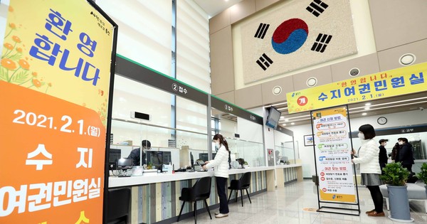 수지여권민원실 본격운영에 앞서 직원들이 업무 준비를 하고 있다. (사진제공=용인시청)