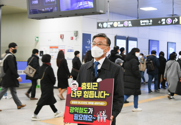 정하영 김포시장이 1일 오전 시민들과 도시철도 김포골드라인으로 출근하며 서울지하철 연장과 수도권광역급행철도(GTX) 유치의 필요성을 역설했다. (사진제공=김포시청)