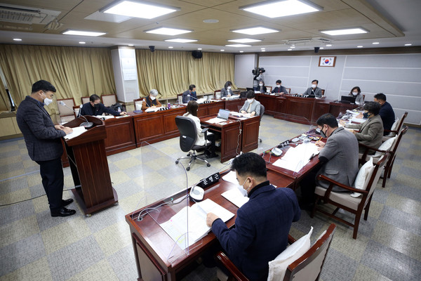 수원시의회 도시환경위원회는 제357회 임시회가 한창인 1일 회의를 열어 조례안 등 안건을 심사했다. (사진제공=수원시의회)