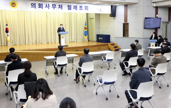 경기도의회 장현국 의장이 1일 의회사무처 1층 대회의실에서 열린 ‘2월 월례조회’에서 의회 인사권 독립이 원활하게 추진될 수 있도록 철저히 대비할 것을 당부했다. (사진제공=경기도의회)