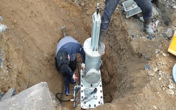 고양시 상하수도사업소에서는 깨끗하고 안정적인 수돗물 공급을 위해 대장길 일원 노후관 교체공사 등 8개 사업에 총 34억원을 투입해 노후상수관 5.66㎞를 이번 상반기까지 교체한다. (사진제공=고양시청)