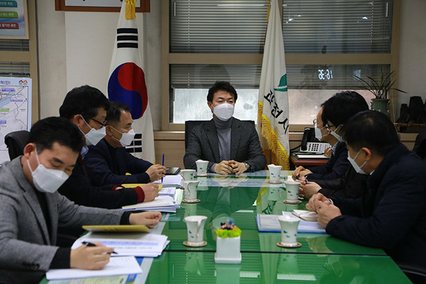 김종천 과천시장(가운데)은 최근 시장실에서 주택공급계획과 관련 국토교통부 김규철 공공주택추진단장 등과 면담을 가졌다. (사진제공=과천시청)