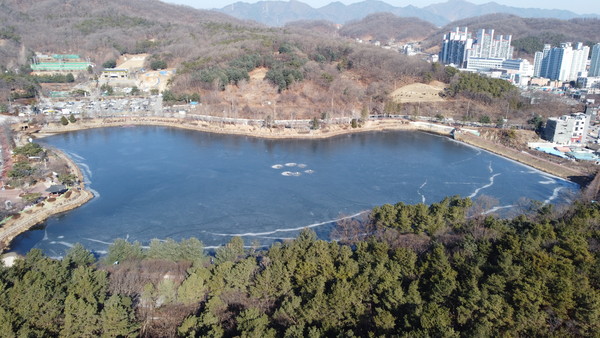 이천 설봉호수 전체가 꽁꽁 얼었다. (사진=송석원 기자)
