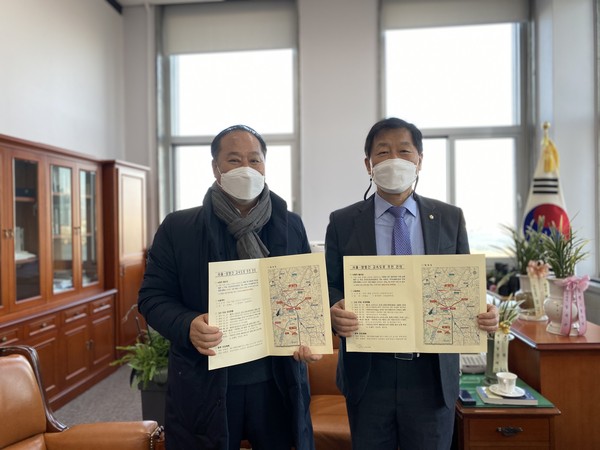 정동균 양평군수가 2일 서울-양평 고속도로 사업의 예비타당성 통과를 위해 윤후덕 기획재정위원회 위원장과 서영교 행정안정위원회 위원장을 방문했다.(사진제공=양평군청)