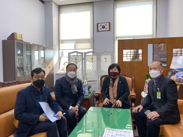 정동균 양평군수가 2일 서울-양평 고속도로 사업의 예비타당성 통과를 위해 서영교 행정안전위원장 사무실을 방문했다.(사진제공=양평군청)