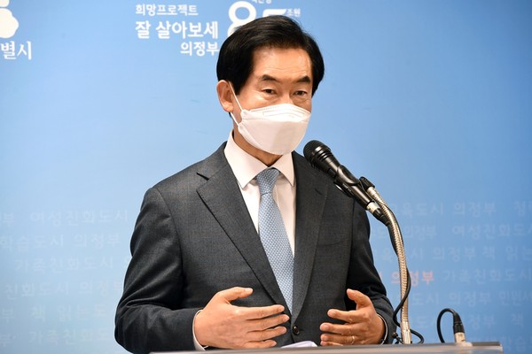 안병용 의정부시장은 “척박한 대지에 질긴 생명력으로 피어난 한 떨기 희망의 꽃이 팍팍한 마음을 달래고 위안을 주듯이 의정부시는 이 위기를 기회로 삼아 모든 가능한 수단과 행정력을 집중해 코로나19가 종식되는 그날까지 최선을 다할 것을 약속드린다”며 “2021년 신축년 주요 역점사업을 의욕적으로 추진하기로 했다”고 밝혔다. (사진제공=의정부시청)