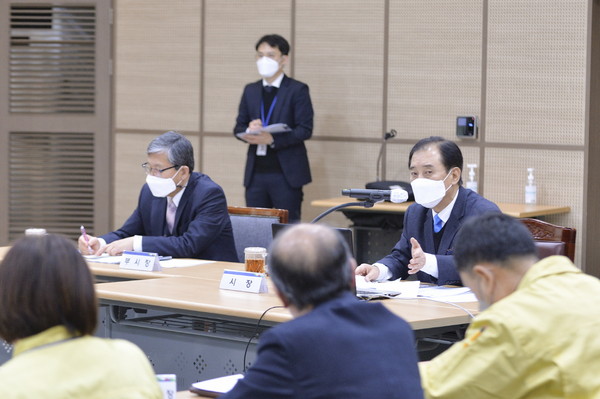 포천시는 2일 시청 대회의실에서 박윤국 시장과 간부공무원 등이 참석한 가운데 ‘코로나19 대응 설 명절 종합대책’에 대한 회의를 개최했다. (사진제공=포천시청)
