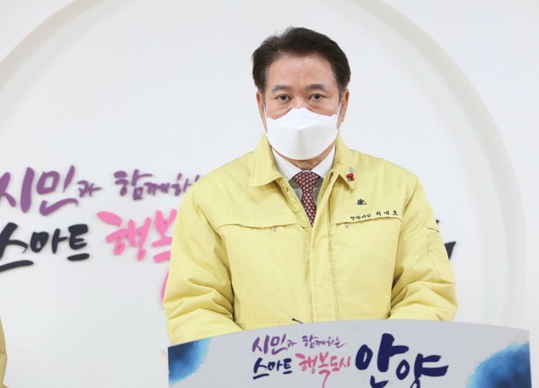 최대호 안양시장은 “오는 2025년까지 초미세먼지 연평균 농도를 17㎍/㎥로 감축하는 것을 목표로 사업비 336억5900만원이 투입할 것이다"고 밝혔다. (사진제공=안양시청)