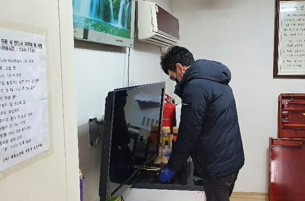 부천시는 지난 1일부터 디지털 인프라 구축을 위해 관내 모든 경로당을 대상으로 인터넷, 와이파이, 유선TV 사용료를 지원한다. 사진은 경로당 디지털 인프라 구축 모습. (사진제공=부천시청)