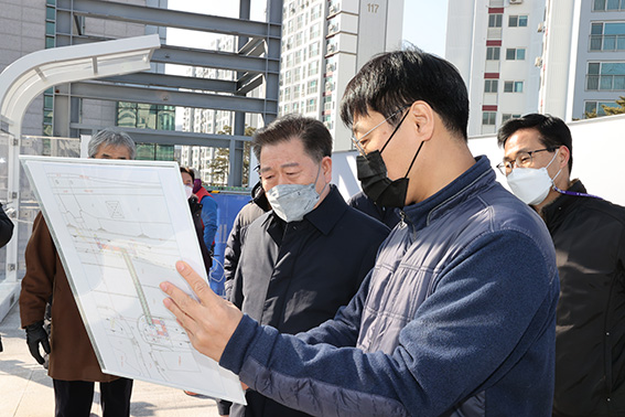 박승원 광명시장이 3일 한국토지주택공사 관계자와 광명신촌 주거환경개선사업지구와 단절된 안양천을 연결하는 보도육교 현장 점검을 하고 있다. (사진제공=광명시청)