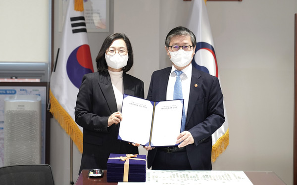 은수미 성남시장(왼쪽)이 지난 2일 변창흠 국토교통부 장관을 만나 트램 도입을 추진중인 11개 지자체를 대표해 정책건의사항을 전달했다고 3일 밝혔다. (사진제공=성남시청)