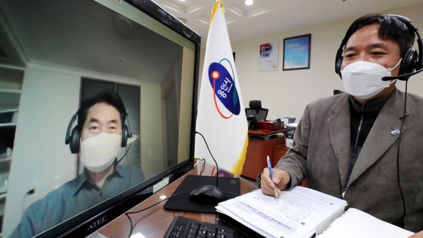 백군기 용인시장이 화상회의로 윤순임 음식물자원화팀장에게 업무보고를 받고 있다. (사진제공=용인시청)