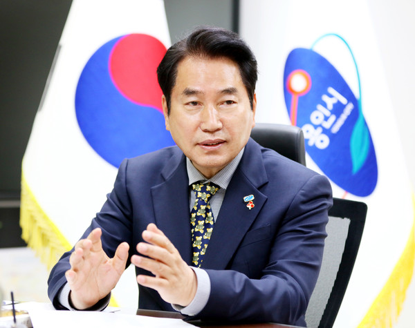 백군기 용인시장은 시가 500억여억원을 투입, 코로나19 3차 확산으로 피해가 가중된 시민들의 경제적 부담 경감을 위해, 핀셋 긴급 재난지원에 나섰다고 밝혔다. (사진제공=용인시청)