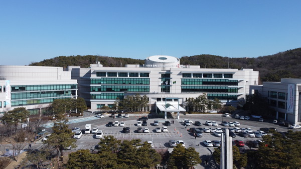 화성시가 시민 누구나 자유롭게 무료로 이용할 수 있는 공공 와이파이를 확충했다. 사진은 화성시청 전경. (사진=중앙신문DB)