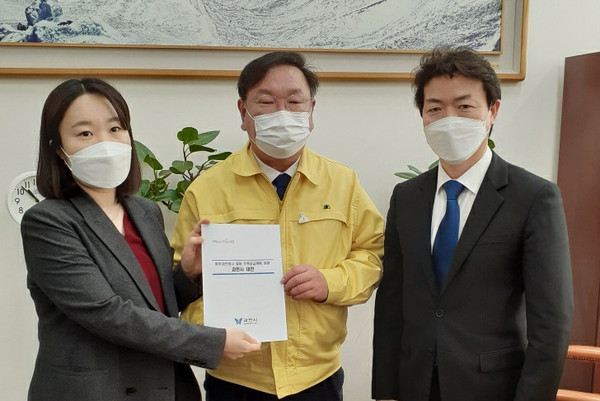 김종천 과천시장(오른쪽)은 지난 4일 김태년 더불어민주당 원내대표(가운데)를 만나 청사 일대 주택공급 계획에 대해 시가 준비한 대안을 설명했다. (사진제공=과천시청)
