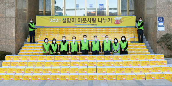 하나님의교회 세계복음선교협회가 4일부터 8일까지 전국 200곳 지자체에 설맞이 이웃사랑 식료품 세트 4천 개(2억원 상당)를 전달하며 온정을 나눴다. 하나님의 교회 새예루살렘 판교성전에 경기 성남권 관공서 전달을 위한 식료품 200세트가 도착한 가운데 교회 관계자들이 이웃들을 격려하며 환하게 웃고 있다.