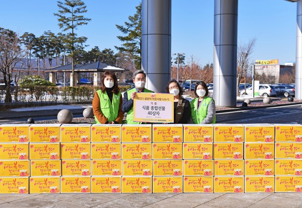 하나님의 교회 새예루살렘 판교성전 신자들이 4일 성남시청을 방문해 설맞이 이웃사랑 식료품 세트를 전달했다. 이날 분당구청과 백현동행정복지센터까지 총 80세트를 전달했다. (사진제공=하나님의 교회)