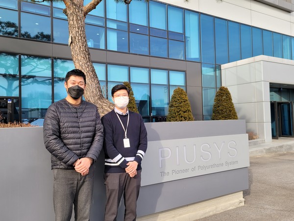 파주시 청년 정규직채용지원사업  사례 (주)피유시스 김종욱 경영지원팀장 (좌)과 청년 송명구 씨. (사진제공=파주시청)