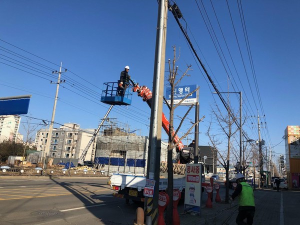 동두천시는 아름답고 쾌적한 가로환경을 조성하고, 생육환경 개선을 위해 8일부터 21일까지 가로수 전정공사를 시행한다. (사진제공=동두천시청)