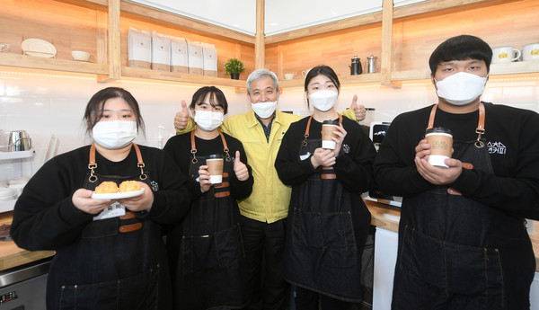 수도 남부권 핵심 관광요지로 부상할 오산시 내삼미동 복합관광시설 이용객 방문안내센터인 ‘어서오산휴(休)센터’가 건물 건축을 완료한 데 이어 본격 운영을 위한 준비를 착착 갖추고 있다. (사진제공=오산시청)