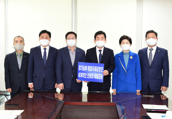 8일 오전 국회의원회관에서 경기남부 통합국제공항 유치 방안을 논의하기 위해 모인 간담회 염태영 수원시장과 수원지역 국회의원들이 기념촬영을 하고 있다. (왼쪽부터) 조무영 수원시 제2부시장, 김영진 국회의원, 염태영 수원시장, 김진표 국회의원, 백혜련 국회의원, 김승원 국회의원. (사진제공=수원시청)