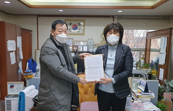 하남시의회는 3기 신도시로 지정된 교산신도시의 기업이전부지 축소를 요구하는 주민들의 서명부를 전달받았다. (사진제공=하남시의회)