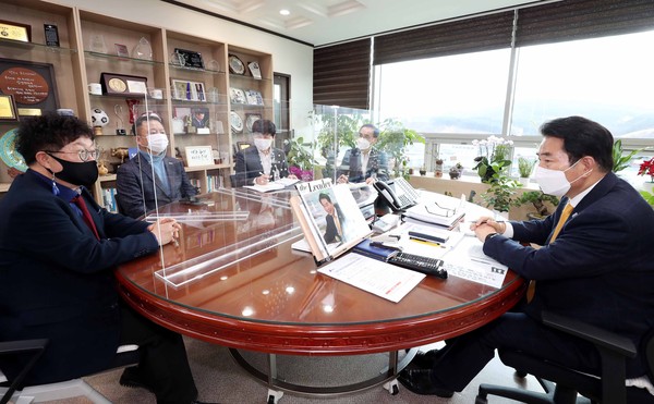 백군기 용인시장 국내 첫 반려견 인지기능 장애 치료제 신약 승인 지앤티파마 격려(사진제공=용인시청)