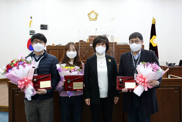 하남시의회는 16일부터 24일까지 9일간의 일정으로 신축년 첫 임시회를 열고 본격적인 의정활동에 돌입했다. 이날 평소 창의적인 노력과 능동적인 자세로 맡은 바 직무를 성실히 수행해 하남시정 및 의정발전에 기여한 정책기획관 송윤섭 주무관, 회계과 김은진 주무관, 도시재생과 이웅희 주무관을 우수공무원으로 선정, 표창했다. (사진제공=하남시의회)