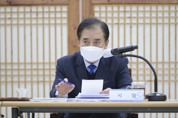 박윤국 포천시장은 16일 시청 대회의실에서 간부공무원을 비롯한 읍·면·동장 전원이 참석한 가운데 ‘2021년 역점사업 추진상황에 따른 보고회’를 개최했다. (사진제공=포천시청)