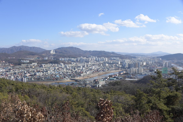 동두천시는 1월 중 인구증가가 두 자릿수 이상을 기록하는 등 인구가 상승곡선을 보이고 있다. 사진은 동두천시 전경 (사진제공=동두천시청)